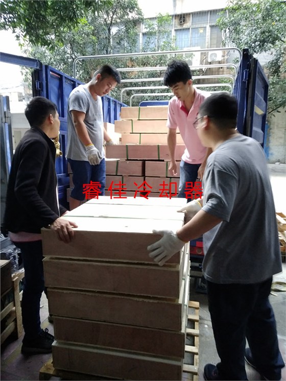 工程機械液壓油散熱器裝車發(fā)貨.jpg